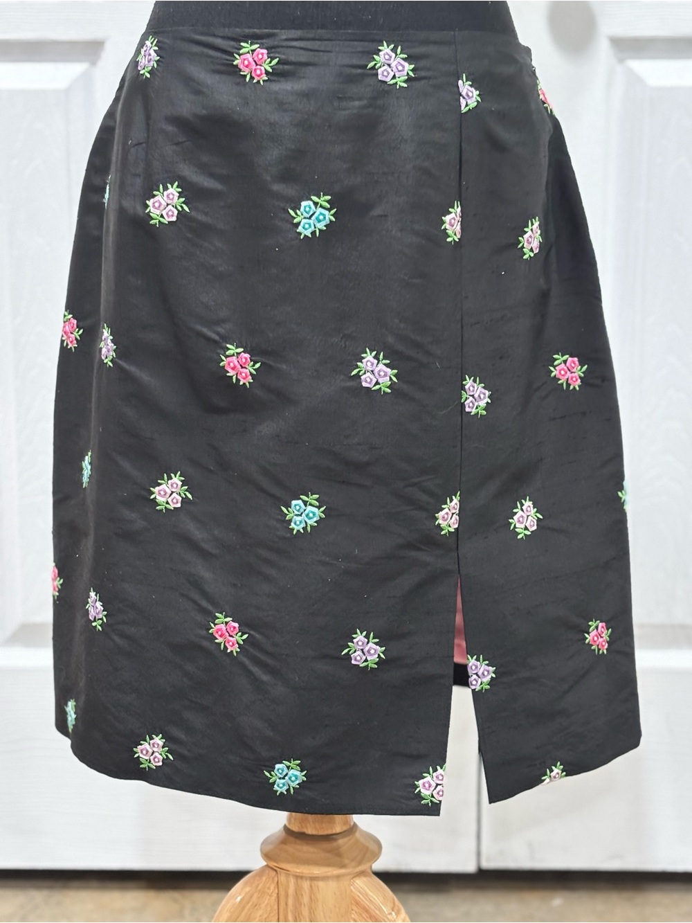 LILLY PULITZER RAW SILK BLACK MIDI SKIRT WITH EMBROIDERED FLORAL DETAIL
SIZE 10